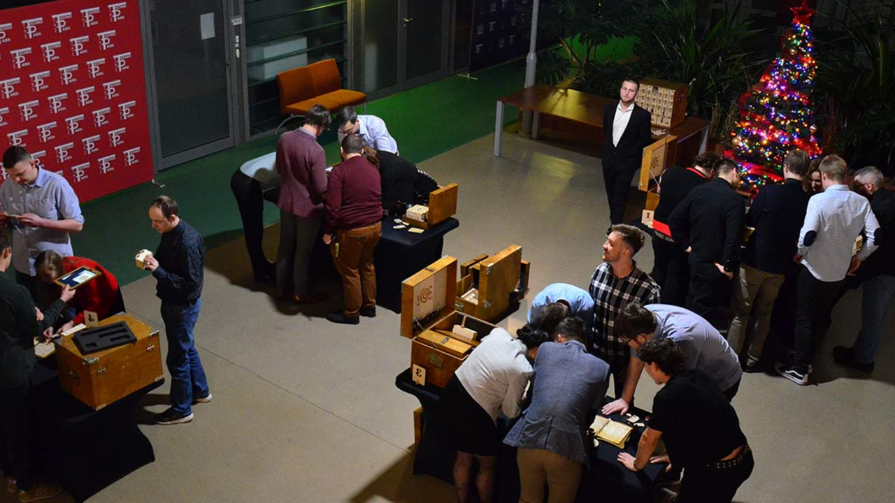 Schlüpfen Sie in die Rolle eines Historikerteams, welche das Leben und Wirken Leonardo da Vincis erforscht. In einem der alten Räume entdecken Sie eine geheimnisvolle Truhe, die einst dem Meister selbst gehört haben soll. Darin verbergen sich vier verschlossene Koffer sowie ein rätselhaftes Artefakt, das verborgene Hinweise sichtbar macht, die dem blossen Auge entgehen. Sie haben 120 Minuten Zeit, um einzigartige Arcade-, Logik- und virtuelle Aufgaben zu lösen und die Geheimnisse der Truhe zu entschlüsseln.