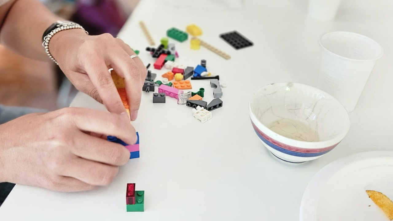 Lust auf ein Event, das verbindet, inspiriert und einfach Spass macht? Bricks & Bites bringt Menschen zusammen: Teams, Freunde, Familien oder Vereine. Bei Wein, LEGO® Serious Play® und feinem Apéro entstehen neue Gespräche, gemeinsames Lachen und kleine Aha-Momente. Locker, unkompliziert und mit grossem Effekt.