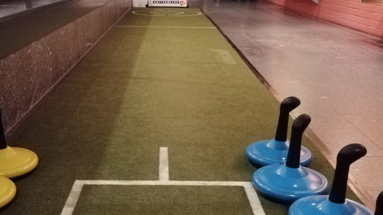 Spielen sie mit, mobilen Bahnen, da wo sie, ihren Event, möchten, fast alle Kantone (ohne Genf, Waadt, Wallis, Tessin, Ober-Unterengadin. Oder in Hirschthal Ag Freitag-Sonntag, haben wir, einen Raum. Curling-Stockshiessen (eine Mischung aus dem Eis-Curling + Eisstockschiessen oder Shuffleboard (mit Disc + Cues), bekannt von Kreuzfahrten. Beide Spiele, können auch, kombiniert, werden. Schlag den Gegner, bekannt von Pro7 und RTL (15 Spiele; Wissen-Können, Glück-Geschick und 5 Sportspiele)