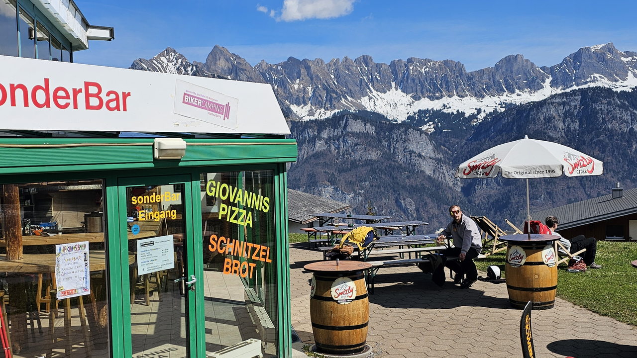 Neu: im Winter 2025-26 auch in Flumserberg. Nach 12 Wintersaisons im Berner Oberland (Zweisimmen-Gstaad-Lenk) expandieren wir mit 2 Instruktoren in die Region Zürich - Ostschweiz. Ein Wintersport der wirklich Fun-Sport ist! Unsere Snowbikes sind vorne und hinten gefedert – ähnlich wie Mountainbikes. «Langsam? Oder: Etwas für alte Leute?» Denkste: der Weltrekord von Erich Brenter von 1964 liegt bei 166 km/h! Aber so schnell fahren wir nicht beim Lernen! Versprochen. Nach 30 Minuten Einführung beherrschst Du die Grundkenntnisse und gleitest mit Deiner Gruppe ins Tal hinab. Ab 2. und 3. Abfahrt wird es immer schneller, aber kontrolliert. Nachmittags werden lange, schnelle Schwünge und Kurzschwünge instruiert, je nach Fortschritt der Gruppe.