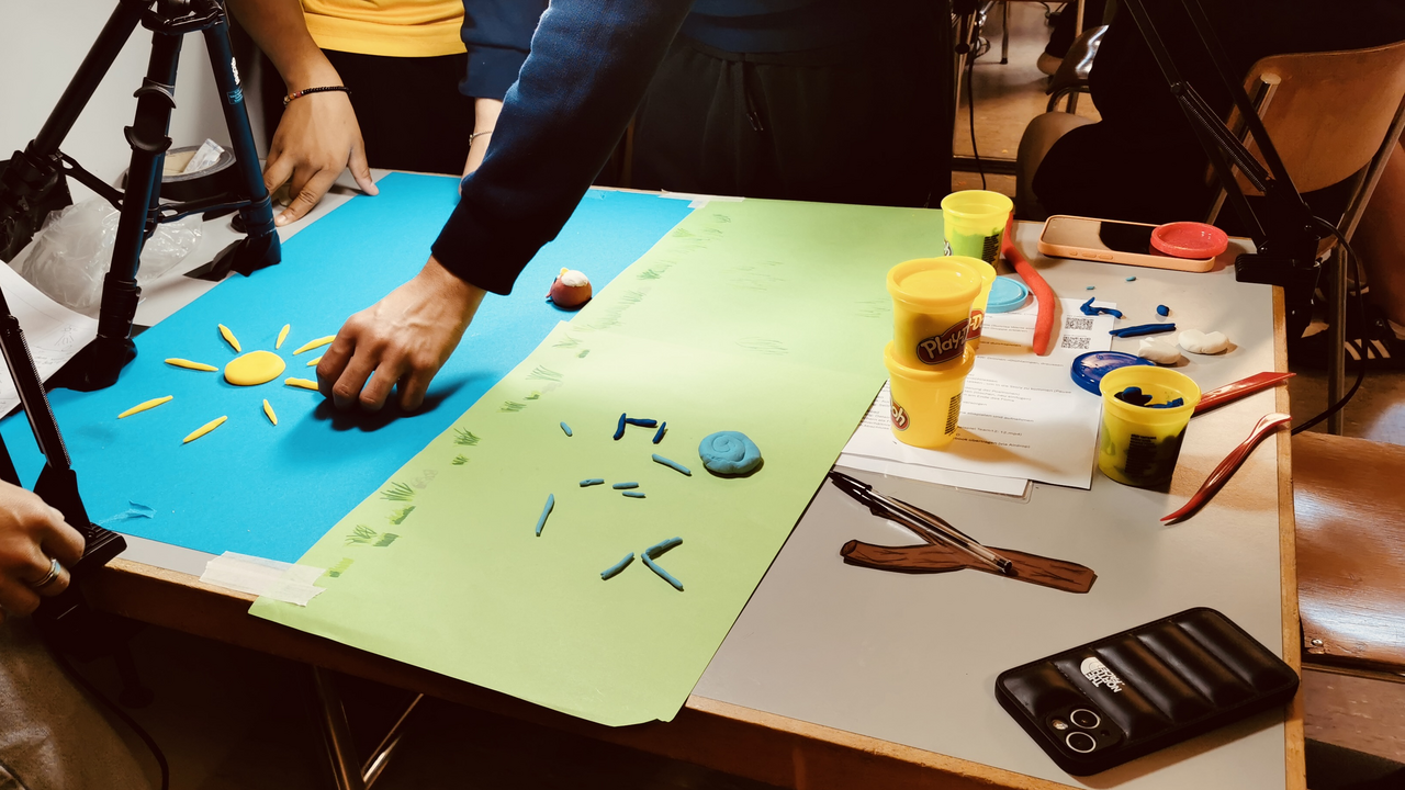 In diesem Workshop lernen Sie die unzähligen Möglichkeiten des Stop-Motion-Films kennen. Die Trickfilmtechnik funktioniert so, dass einzelne Bilder schnell hintereinander abgespielt werden, wodurch sich die Figuren auf dem Bildschirm zu bewegen scheinen.
