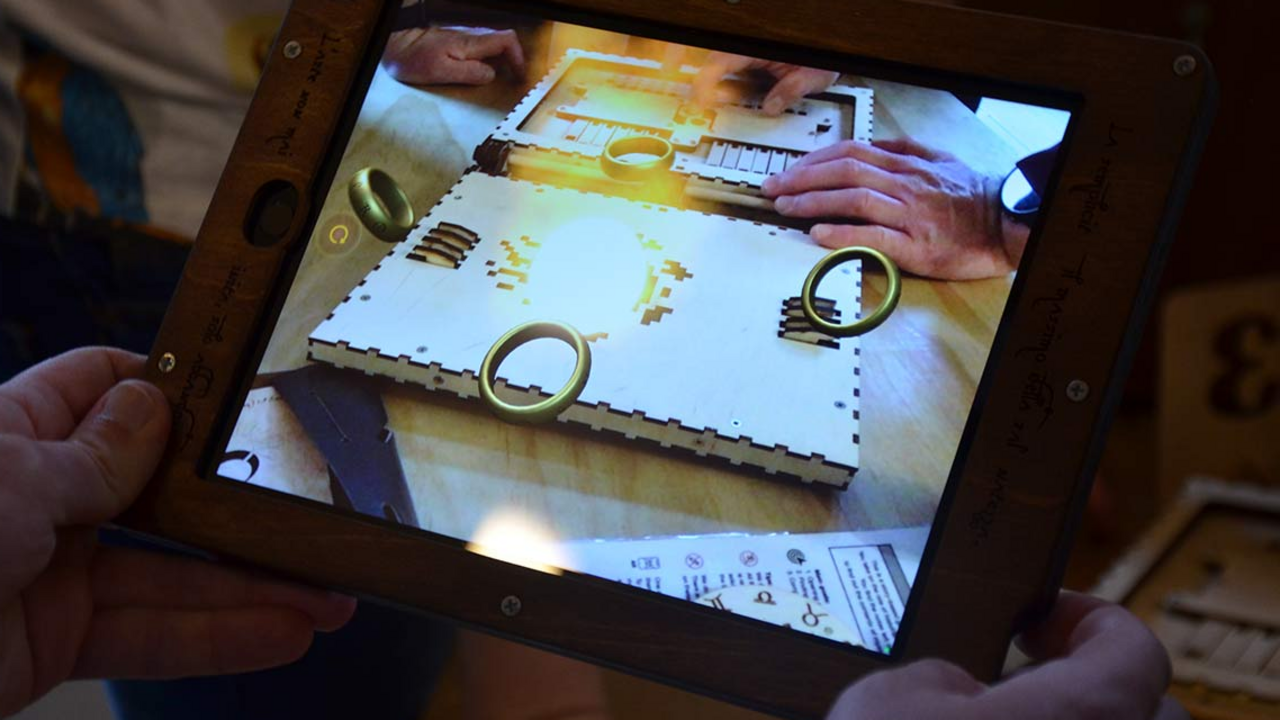 Schlüpfen Sie in die Rolle eines Historikerteams, welche das Leben und Wirken Leonardo da Vincis erforscht. In einem der alten Räume entdecken Sie eine geheimnisvolle Truhe, die einst dem Meister selbst gehört haben soll. Darin verbergen sich vier verschlossene Koffer sowie ein rätselhaftes Artefakt, das verborgene Hinweise sichtbar macht, die dem blossen Auge entgehen. Sie haben 120 Minuten Zeit, um einzigartige Arcade-, Logik- und virtuelle Aufgaben zu lösen und die Geheimnisse der Truhe zu entschlüsseln.