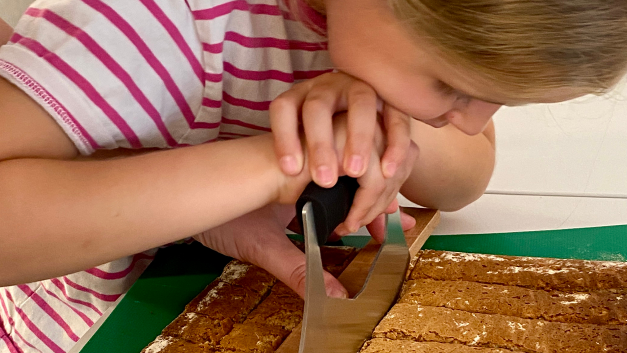 In diesem süssen Läckerli Workshop lernen Sie Basler Läckerli selber herstellen. Ein unterhaltsamer Team Event mit Geschichte zum Basler Läckerli und Handarbeit bis das Gebäck fertig ist. Vereinsanlass, Firmenevent, Familientreffen, Geburtstagsfeier, Babyshower Party, Polterabend, Weihnachts- oder Vollmondbacken.