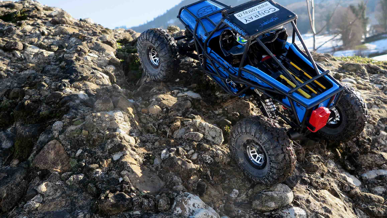 Offroad-Rallye «Crawler» sind ferngesteuerte Geländefahrzeuge in einem Massstab von 1:10 nachgebaut, die präzise durch unwegsames Gelände gesteuert werden können. Es soll eine möglichst raffinierte Strecke gebaut werden. Natürliche Ressourcen (Steine, Äste etc.) werden aus der umliegenden Natur als Hindernisse genutzt. Die Gelände-Fahrzeuge werden erst gegen Ende der Bauphase an die Gruppen abgegeben, damit alle ihren Abschnitt der Strecke testen können. Danach bekommen die Teams Gelegenheit, Verbesserungen zu machen. Aus jeder Gruppe wird ein Fahrer bestimmt, der die ganze Piste möglichst schnell und mit wenig Fehlern absolviert.