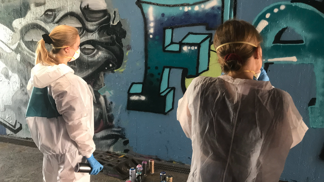 Egal ob du ein zusammenschweissendes Teambuilding-Event planst, ob du auf der Suche nach einer aussergewöhnlichen Erfahrung für einen Geburtstag bist oder ob du mit deinen Freunden einfach mal etwas Neues, Kreatives ausprobieren willst: Unser Team von erfahrenen Streetart-Künstlern bietet den perfekten Rahmen für ein gestalterisches Ausleben, passend zu jedem Anlass und für jedes Niveau geeignet.