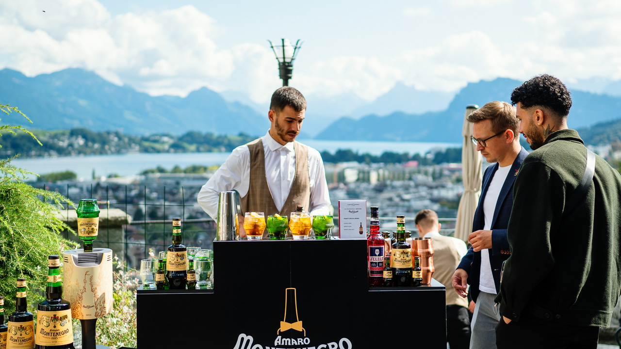Ob Firmenfeier, Hochzeit oder private Party - ich bringe die Bar direkt zu dir. Mit über zehn Jahren Erfahrung, einem Gespür für Aromen und viel Liebe zum Detail kreiere ich Drinks, die begeistern. Von Klassikern über Longdrinks bis hin zu individuellen Signature Cocktails wird jeder Anlass zu einem echten Genussmoment.