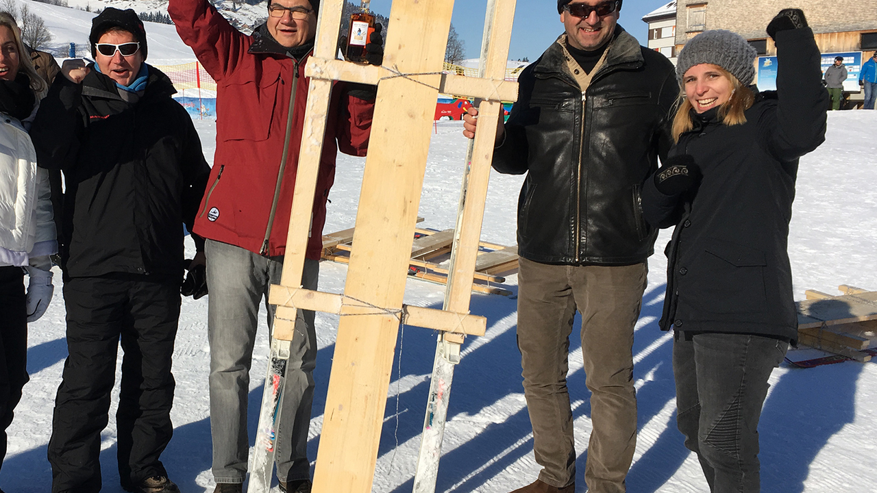 Schlittenbau Endlich das Büro verlassen und in die Berge fahren. Bei teamfördernden Aktivitäten können Sie Ihrer Kreativität freien Lauf lassen und wie zu Grossvaters Zeiten aus einfachsten Materialien einen Schlitten bauen. Nach einem wohlverdienten Apéro werden dann die originellen Gefährte getestet. Jeder Teilnehmer trägt für sich persönlich einen Sieg nach Hause.