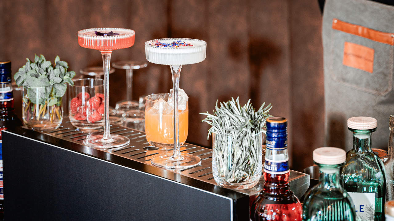 Ob Firmenfeier, Hochzeit oder private Party - ich bringe die Bar direkt zu dir. Mit über zehn Jahren Erfahrung, einem Gespür für Aromen und viel Liebe zum Detail kreiere ich Drinks, die begeistern. Von Klassikern über Longdrinks bis hin zu individuellen Signature Cocktails wird jeder Anlass zu einem echten Genussmoment.