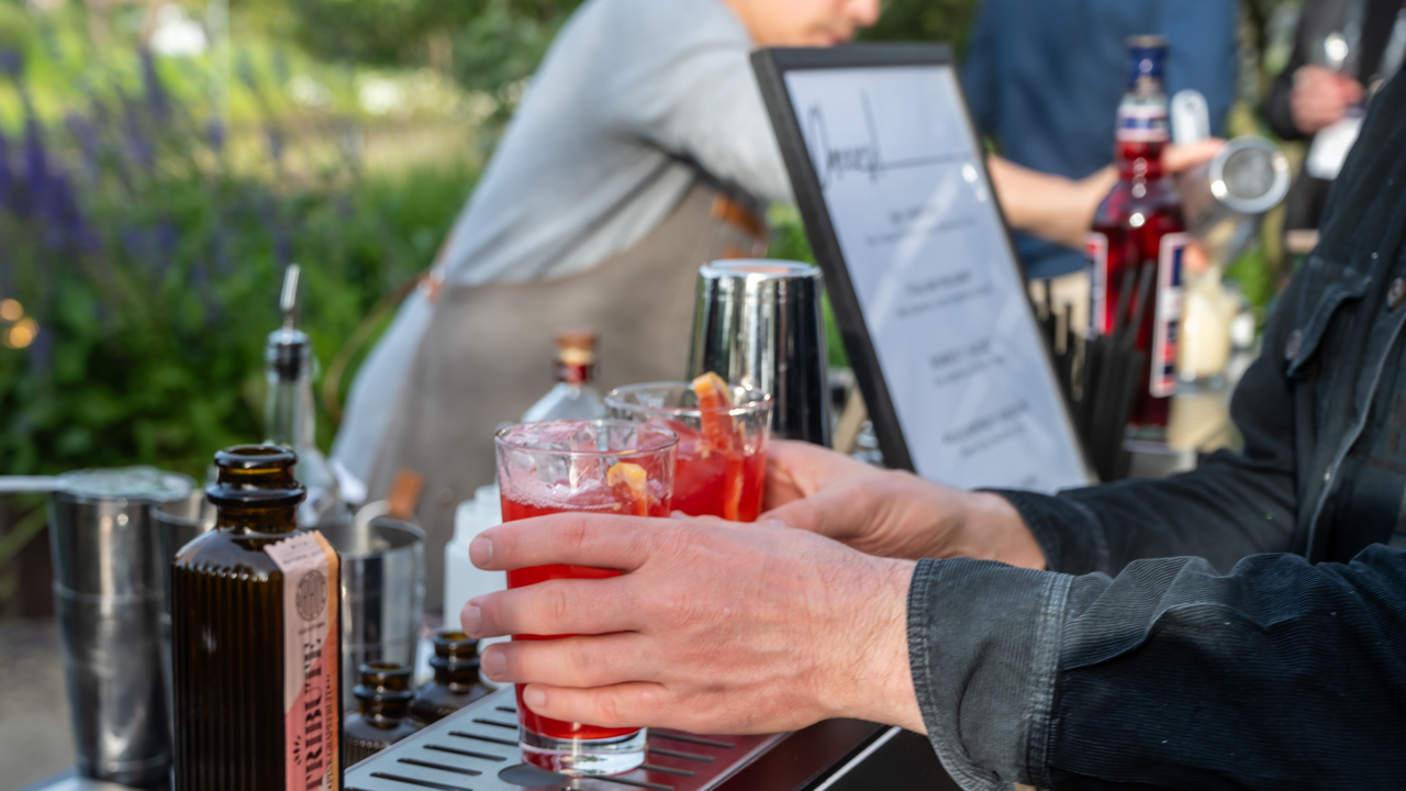 Ob Firmenfeier, Hochzeit oder private Party - ich bringe die Bar direkt zu dir. Mit über zehn Jahren Erfahrung, einem Gespür für Aromen und viel Liebe zum Detail kreiere ich Drinks, die begeistern. Von Klassikern über Longdrinks bis hin zu individuellen Signature Cocktails wird jeder Anlass zu einem echten Genussmoment.