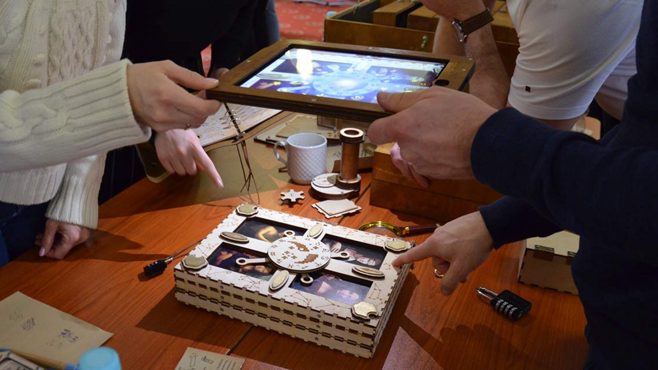 Schlüpfen Sie in die Rolle eines Historikerteams, welche das Leben und Wirken Leonardo da Vincis erforscht. In einem der alten Räume entdecken Sie eine geheimnisvolle Truhe, die einst dem Meister selbst gehört haben soll. Darin verbergen sich vier verschlossene Koffer sowie ein rätselhaftes Artefakt, das verborgene Hinweise sichtbar macht, die dem blossen Auge entgehen. Sie haben 120 Minuten Zeit, um einzigartige Arcade-, Logik- und virtuelle Aufgaben zu lösen und die Geheimnisse der Truhe zu entschlüsseln.