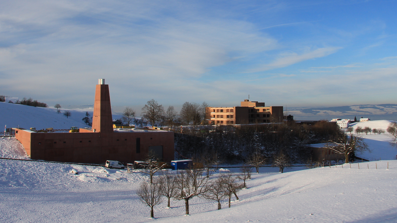 Holzwärmeverbund Menzingen Der Holzwärmeverbund Menzingen liefert zuverlässig Energie zum Heizen und zur Warmwasseraufbereitung. Anstelle einer Vielzahl von dezentralen Heizungen gibt es nur noch eine Heizzentrale, welche mit entsprechenden Filteranlagen ausgerüstet sehr tiefe Emissionswerte und höchste Wirkungsgrade erreicht. Holz aus den Zuger Wäldern dient als regionale und nachwachsende Energiequelle.