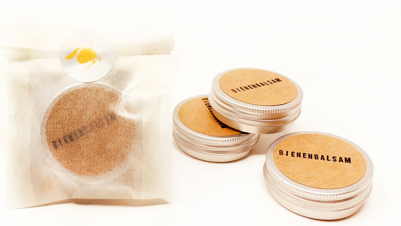 Gschänkli Workshop - mit der Magie des Selbermachens produziert ihr eure eigenen, wohltuenden Balsame und Bienenwachskerzen. Stelle mit deinem Team einzigartige Weihnachtsgeschenke ganz nach dem Motto "Slow Living" her. Mit unserem Stadtzürcher Bienenwachs zaubert ihr Lippen- und Erkältungsbalsame, Kerzen und weitere Mitbringsel, für euch selbst, für eure Arbeitskolleg:innen oder Kund:innen.