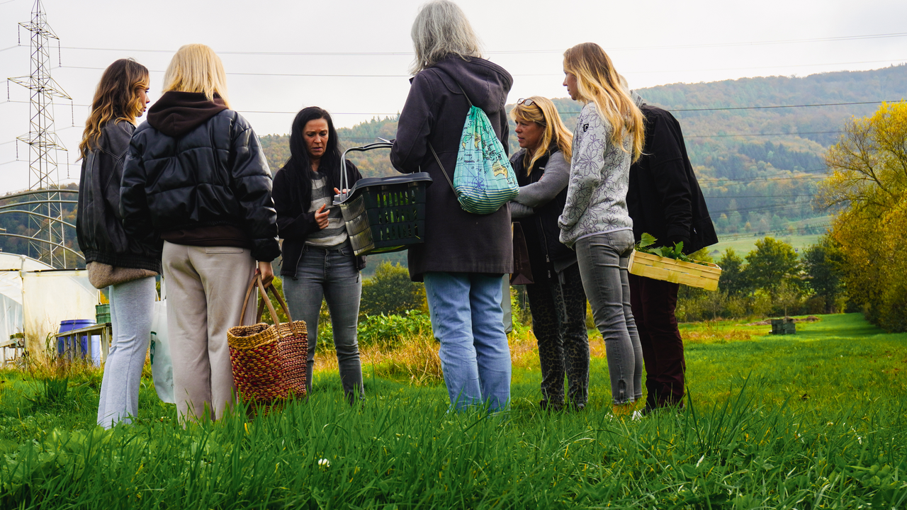 Entdecken Sie die Natur von ihrer genussvollsten Seite: ein besonderes Wildkräutererlebnis, das Achtsamkeit, Teamgeist und kulinarische Kreativität verbindet. Gemeinsam heimische Wildpflanzen entdecken, bestimmen lernen, sammeln und zu einem leckeren Menü krieieren. Ob als Firmenevent oder in privater Runde mit Freunden oder Famlilie - dieses Erlelbnis schafft bleibende Erinnerungen und inspiriert mit der Kraft der Natur.