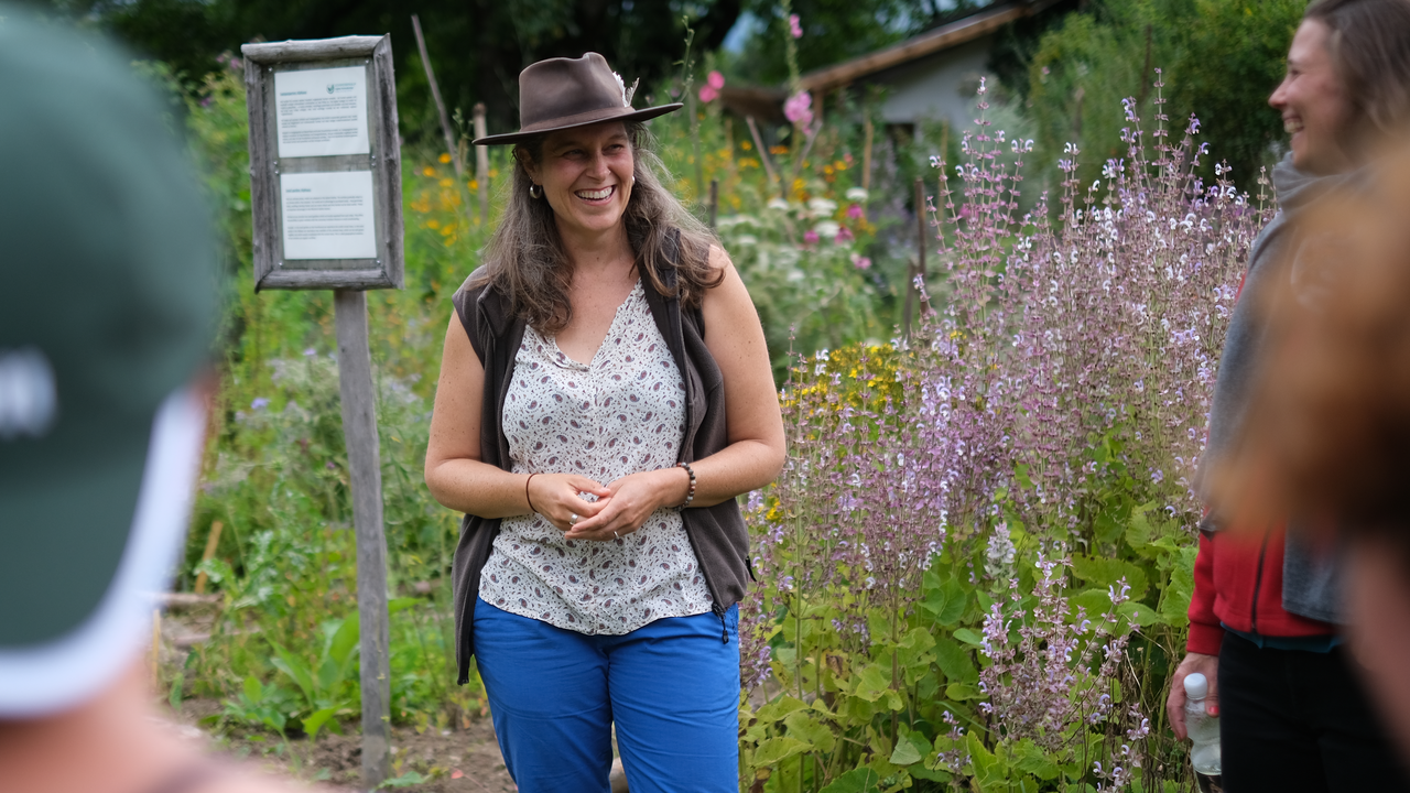 Führung durch eine unsere Alpine Permakulturlandschaft Hoch über dem Tal, inmitten einer vielfältigen Berglandschaft, pflegen wir eine der artenreichsten Permakulturanlagen der Schweiz. Auf dieser geführten Tour tauchen Sie ein in unsere Gärten, Terrassen und Anbauflächen. Sie besuchen den Gemüsegarten, die Staudengärtnerei, den Saatgutgarten, den Pilzpfad und die duftenden Kräuterterrassen.