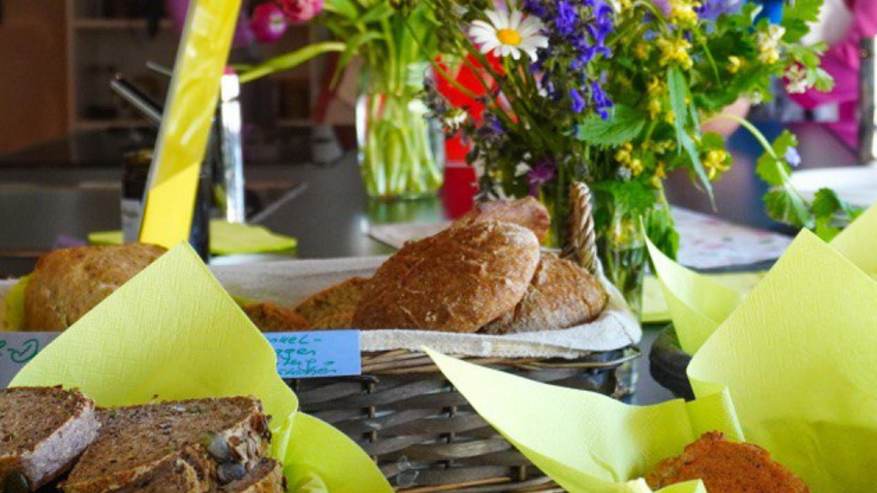 Ein besonderes kulinarisches Erlebnis für geschlossene Gruppen: Starten Sie mit einem reichhaltigen Brunch mit Wildkräutern, entdecken Sie danach bei einem gemeinsamen Spaziergang durch die Natur (ca. 1-1,5 Std.) spannendes Wildkräuterwissen und stellen Sie zum Abschluss Ihr eigenes Kräutersalz oder Pesto als Andenken her.