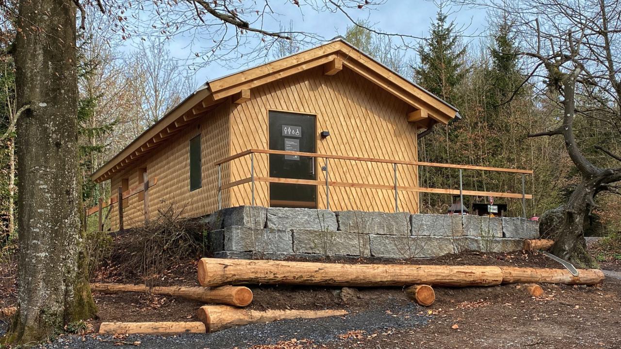 Kochkurs in Waldhütte Steinhausen/ZG Erlebe einzigartige Team-Events, die Kochhandwerk mit Ernährungswissenschaft verbinden! Unsere exklusiven Kochkurse werden von erstklassigen Chefköchen geleitet und finden in hochwertigen Lokalitäten statt. Genieße Spaß und Freude bei unvergesslichen Team-Building-Momenten voller kulinarischer Höhepunkte und wertvollem Wissen! Entdecken, experimentieren, kreieren, genießen! Bei uns steht das Motto "Lernen durch Erfahrung" im Mittelpunkt, während wir gemeinsam kochen, backen, abschmecken und anrichten. Unser Fokus liegt auf modern regionaler und saisonaler Küche, die frisch, spannend, geschmackvoll, ausgewogen und wohltuend ist. Wir verwenden immer, wenn möglich, BIO-Zutaten.