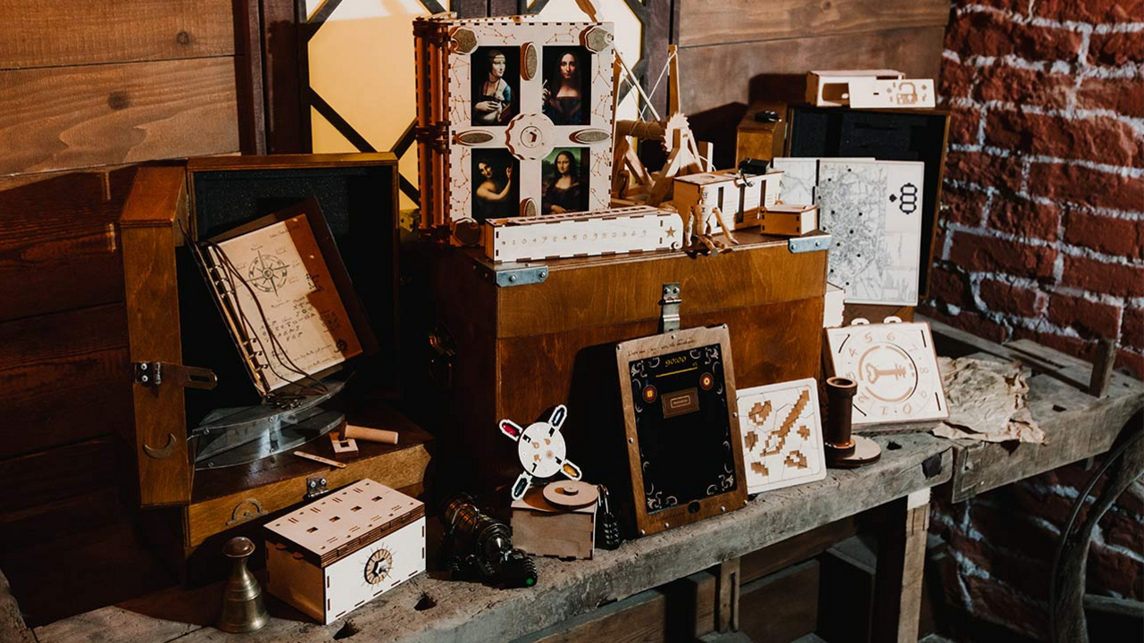 Schlüpfen Sie in die Rolle eines Historikerteams, welche das Leben und Wirken Leonardo da Vincis erforscht. In einem der alten Räume entdecken Sie eine geheimnisvolle Truhe, die einst dem Meister selbst gehört haben soll. Darin verbergen sich vier verschlossene Koffer sowie ein rätselhaftes Artefakt, das verborgene Hinweise sichtbar macht, die dem blossen Auge entgehen. Sie haben 120 Minuten Zeit, um einzigartige Arcade-, Logik- und virtuelle Aufgaben zu lösen und die Geheimnisse der Truhe zu entschlüsseln.