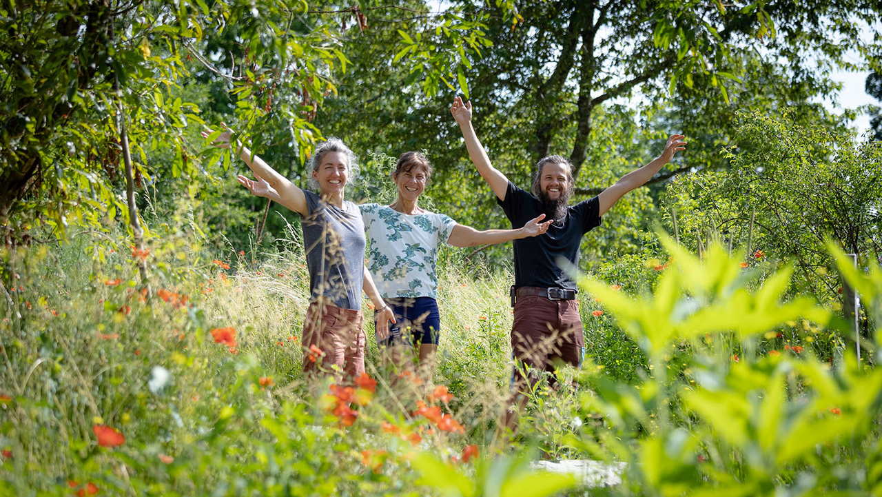 Hoch über dem Tal, inmitten einer vielfältigen Berglandschaft, pflegen wir eine der artenreichsten Permakulturanlagen der Schweiz. Auf dieser geführten Tour tauchen Sie ein in unsere Gärten, Terrassen und Anbauflächen. Sie besuchen den Gemüsegarten, die Staudengärtnerei, den Saatgutgarten, den Pilzpfad und die duftenden Kräuterterrassen.