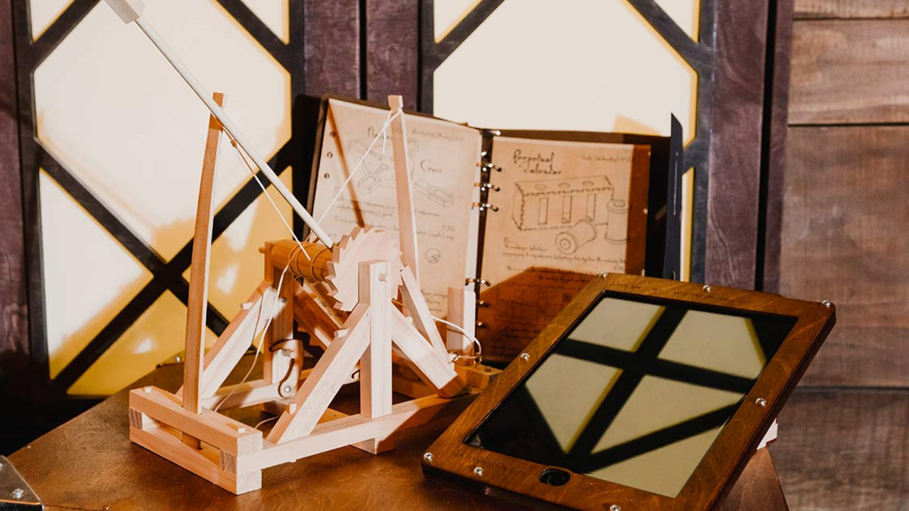 Schlüpfen Sie in die Rolle eines Historikerteams, welche das Leben und Wirken Leonardo da Vincis erforscht. In einem der alten Räume entdecken Sie eine geheimnisvolle Truhe, die einst dem Meister selbst gehört haben soll. Darin verbergen sich vier verschlossene Koffer sowie ein rätselhaftes Artefakt, das verborgene Hinweise sichtbar macht, die dem blossen Auge entgehen. Sie haben 120 Minuten Zeit, um einzigartige Arcade-, Logik- und virtuelle Aufgaben zu lösen und die Geheimnisse der Truhe zu entschlüsseln.