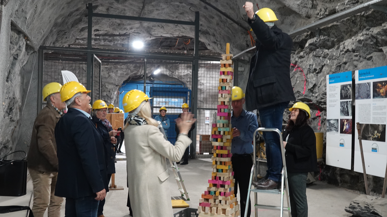 Lasst es beim Polteri im wetterunabhngigen Stollen so richtig krachen! Zum einen geniesst Ihr eine imposante Sprengdemonstration mit Druckwelle und zum anderen werdet Ihr bei einer Challenge mit viel Action, Spiel und Spass herausgefordert. Dank unserem hauseigenen Restaurant ist auch für den Durst gesorgt.