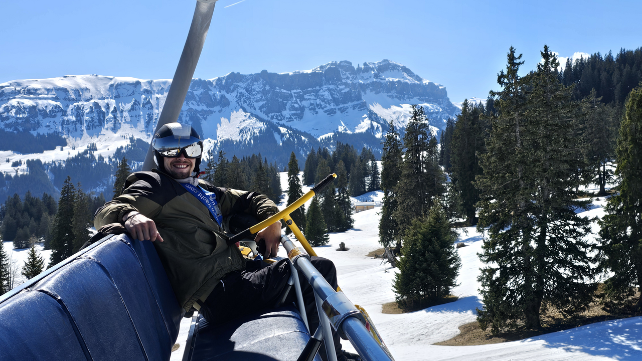 Neu: im Winter 2025-26 auch in Flumserberg. Nach 12 Wintersaisons im Berner Oberland (Zweisimmen-Gstaad-Lenk) expandieren wir mit 2 Instruktoren in die Region Zürich - Ostschweiz. Ein Wintersport der wirklich Fun-Sport ist! Unsere Snowbikes sind vorne und hinten gefedert – ähnlich wie Mountainbikes. «Langsam? Oder: Etwas für alte Leute?» Denkste: der Weltrekord von Erich Brenter von 1964 liegt bei 166 km/h! Aber so schnell fahren wir nicht beim Lernen! Versprochen. Nach 30 Minuten Einführung beherrschst Du die Grundkenntnisse und gleitest mit Deiner Gruppe ins Tal hinab. Ab 2. und 3. Abfahrt wird es immer schneller, aber kontrolliert. Nachmittags werden lange, schnelle Schwünge und Kurzschwünge instruiert, je nach Fortschritt der Gruppe.