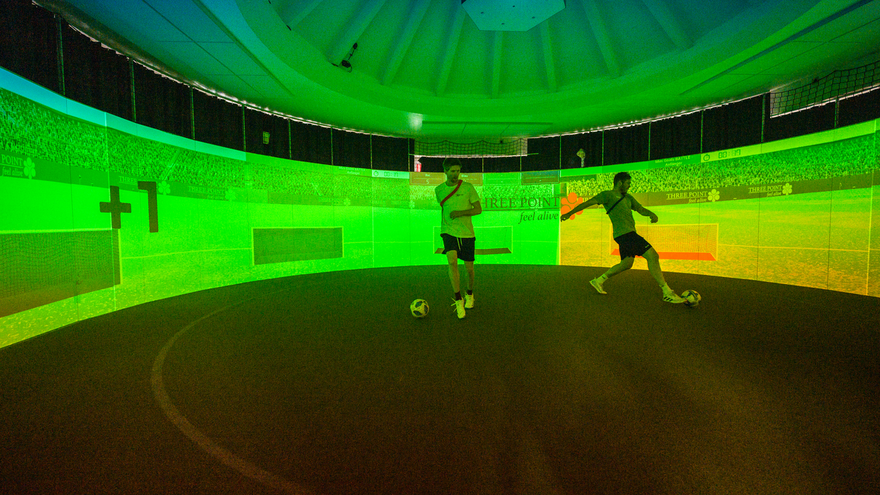 Indoor Games Wettkampf Bei uns kannst du dich mit deinen Freunden sportlich austoben und eine Menge Spass haben! Unsere coolen Spielplattformen bieten die perfekte Umgebung für einen einzigartigen Event. Ob virtuelle Ballsport-Games, Kicken auf dem Indoor-Fussballplatz, Tischtennis oder «en Töggeli-Match»: Für jeden ist was dabei.