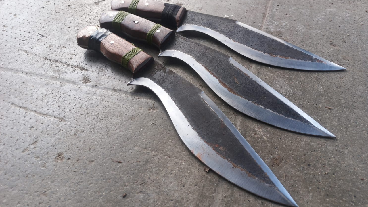 Schnell und präzise – Messerwerfen verlangt Konzentration – und macht richtig Spass. Ein erfahrener Instruktor führt euch durch den gesamten Kurs. Enthalten: Einführung in Technik, Haltung & Sicherheit Wurftraining mit verschiedenen Wurfmessern Kleiner Wettkampf zum Abschluss Wurfgegenstände Verschiedene Wurfmesser Äxte Schaufel