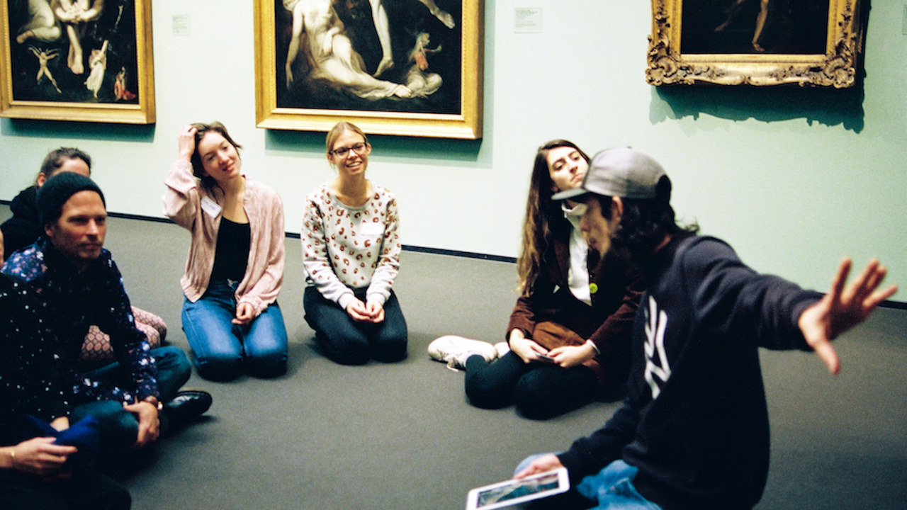 Gruppentour - Selbstmord, Geld und Olivenöl Auf unserer beliebtesten Tour durch das Kunsthaus Zürich wird rasant und humorvoll zwischen Epochen, bekannten Meistern und verborgenen Kunsthaus-Schätzen gezappt. Eine persönliche Highlights-Tour durch die Sammlung ganz nach dem Motto: Unnützes Wissen sammeln, Absurdes kennenlernen und kleine Hinweise, die blöderweise hängenbleiben. Für Erwachsene und Jugendliche ab 14 Jahren.