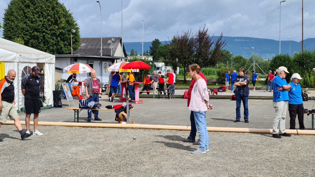 Pétanque ist ein den Boule-Spielen zugeordneter Präzisionssport. Dabei versuchen zwei Mannschaften, eine bestimmte Anzahl von Kugeln so nahe wie möglich an eine vorher ausgeworfene Zielkugel zu werfen. Im Wettkampf stehen sich jeweils zwei Spielpaare gegenüber.