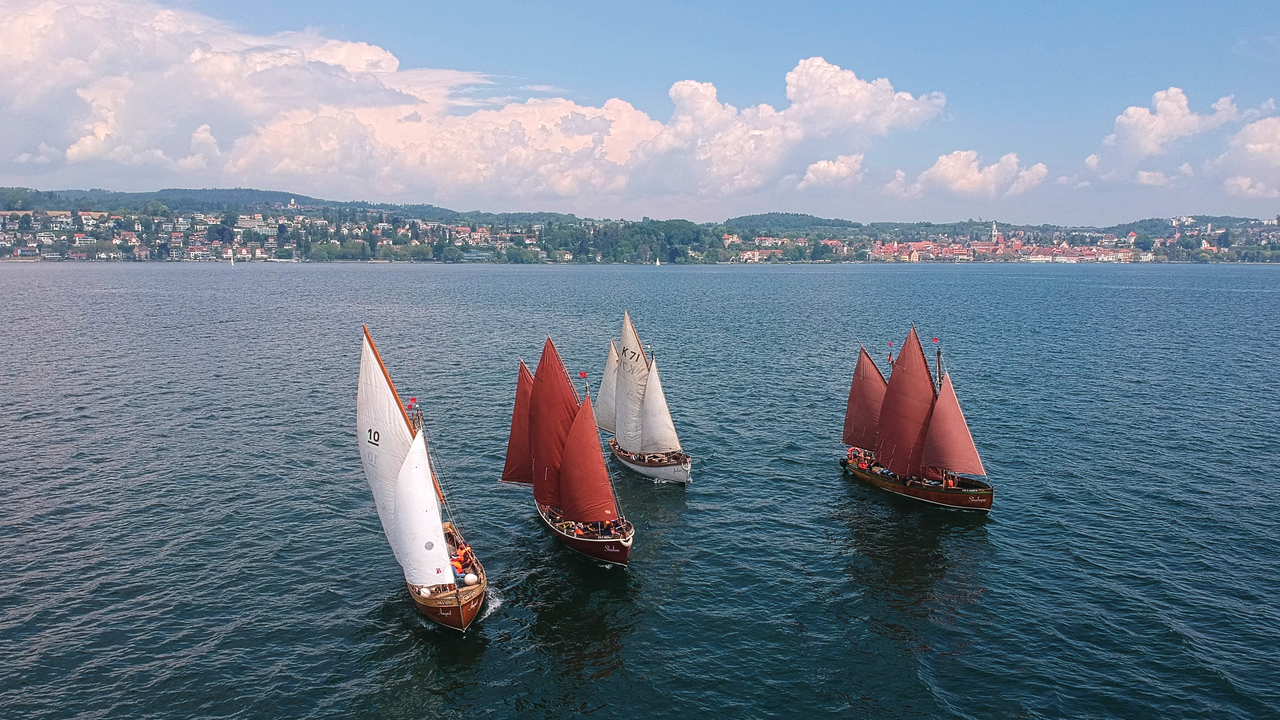 Erleben Sie mit Ihrem Team ein unvergessliches Segelabenteuer auf dem malerischen Bodensee! Beim Teamsegeln geht es nicht nur darum, das Boot mit Windkraft über das Wasser zu bewegen – es geht vor allem um Zusammenarbeit, Koordination und Kommunikation. Ob als entspannter Segeltörn oder als freundschaftlicher Teamwettkampf: Dieses Erlebnis bringt Schwung in jede Gruppe und stärkt das Wir-Gefühl auf einzigartige Weise.