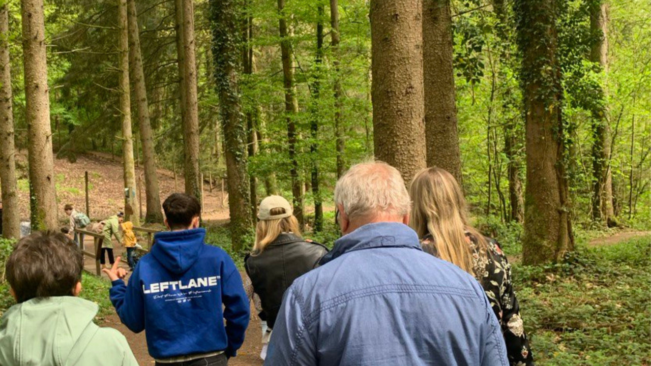 Erleben Sie einen kraftvollen Tag in der Natur. Bei unserer Wildkräuterwanderung starten wir vom Kurszentrum oder einem anderen vereinarten Treffpunkt und begleiten ihre geschlossene Gruppe unter fachkundiger Leitung zu einem ausgesuchten Kraftort. Unterwegs vermittelt eine zertifizierte Kräuterpädagogin praxisnahes Wissen zu heimischen Pflanzen und ihre Anwendung - ergänzt durch Achtsamkeits- u. Meditationsübungen unter Leitung einer ausgebildeten Yogalehreren- und Achtsamkeitstrainerin. Ein nahrhaftes Lunchpaket mit Wildkräutern und selbstgemachtem Getränkt sorgt für Stärkung, Besinnung und Genuss.