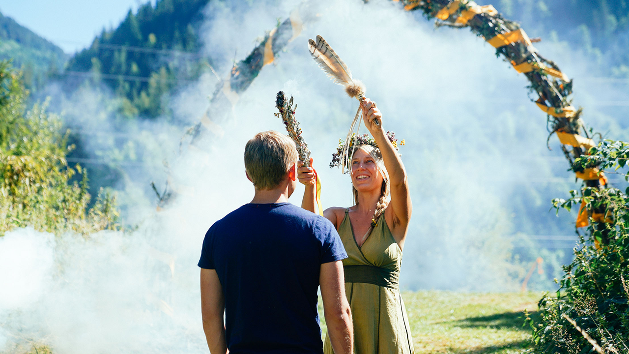 Räuchern ist eine uralte Praxis, die in vielen Kulturen tief verwurzelt ist. Sie dient der Reinigung, der Zeremonie und der Verbindung mit dem Wesentlichen. In diesem besonderen Workshop lernen Sie Räucherpflanzen kennen, binden Ihren eigenen Räucherstängel und erfahren mehr über die Bedeutung und Anwendung traditioneller Räucherrituale.