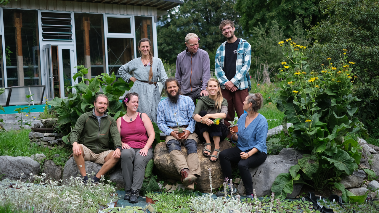 Hoch über dem Tal, inmitten einer vielfältigen Berglandschaft, pflegen wir eine der artenreichsten Permakulturanlagen der Schweiz. Auf dieser geführten Tour tauchen Sie ein in unsere Gärten, Terrassen und Anbauflächen. Sie besuchen den Gemüsegarten, die Staudengärtnerei, den Saatgutgarten, den Pilzpfad und die duftenden Kräuterterrassen.