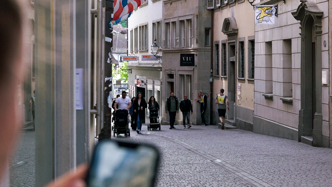 Outdoor Agentenspiel Einsiedeln Das interaktive Agentenspiel für echte Strategen! Jagt die gegnerischen Teams und sammelt Punkte durch clevere Fotos. Doch Vorsicht: Werdet ihr entdeckt, verliert ihr Punkte! Taktik, Timing und Teamgeist – habt ihr das Zeug zum Agenten?