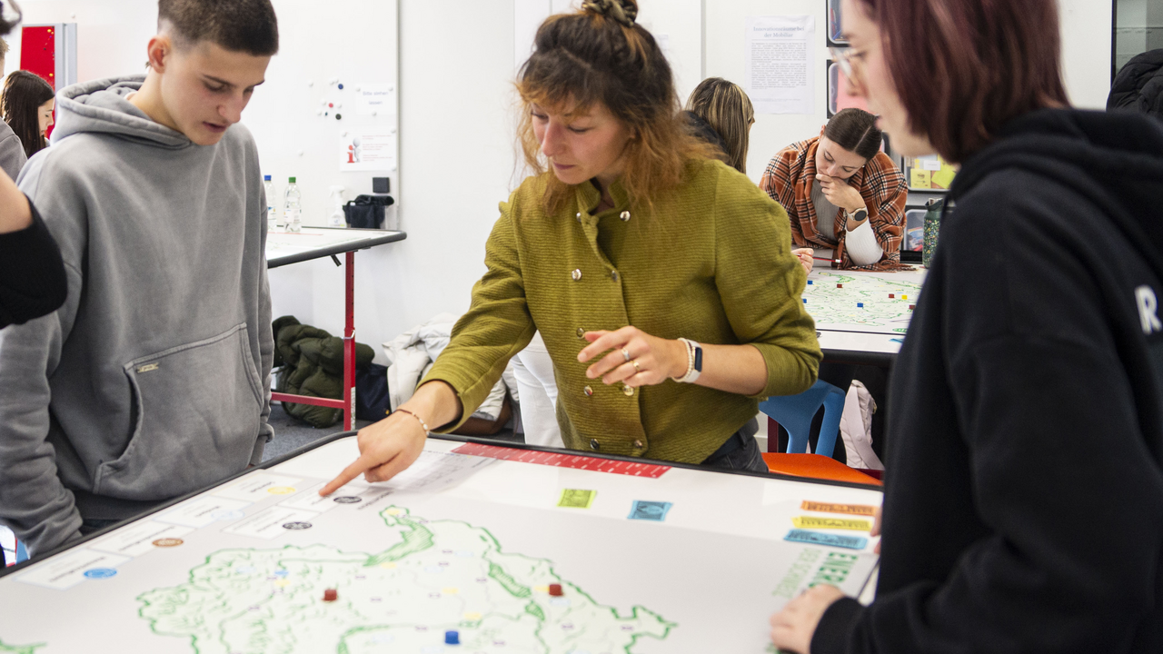 Interaktiver Nachhaltigkeitsworkshop «Energiezukunft der Schweiz» Die Schweiz hat das Klimaziel Netto-Null 2050 beschlossen. Aber was bedeutet das genau? Und können wir dieses Ziel überhaupt realistischerweise erreichen? Das schauen wir uns direkt anhand des Strategiespiels an. Der perfekte Workshop für alle, die mehr über die Energiestrategie, das Klimaziel Netto-Null und Negativemissionstechnologien wissen möchten.