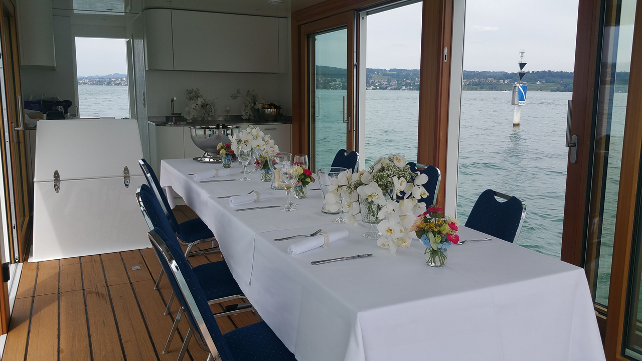 Planen Sie einen besonderen Ausflug, ein inspirierendes Seminar oder ein Fest im kleinen Kreis? Das wunderschöne kleine Hausboot auf dem Zürichsee lässt sich exklusiv mieten, um unvergessliche Stunden auf dem Wasser zu verbringen. Der Heimathafen am linken Seeufer befindet sich in Richterswil. Am rechten Seeufer können Sie sich in Stäfa abholen lassen. Selbstverständlich sind auch Fahrten von und zu jeder anderen Anlagestelle am See möglich (gegen Aufpreis).