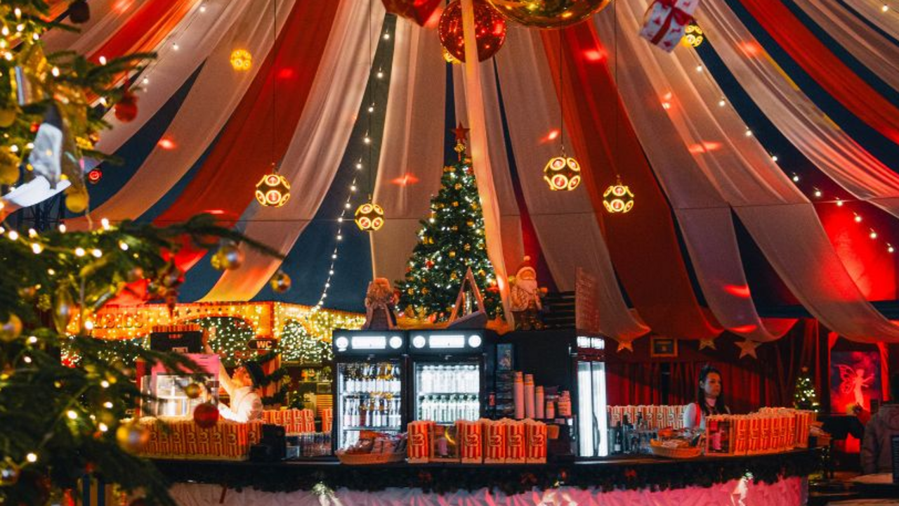 Erleben Sie mit Ihrem Team die spektakuläre Zirkusshow in Kloten und tauchen Sie ein in eine Welt voller Artistik, Licht, Musik und Farben. Geniessen Sie dabei ein exquisites Dinner, Apéros in privaten Pagoden oder einen festlichen Brunch – perfekt abgestimmt auf Ihren Firmenanlass. So wird Ihr Teamevent zu einem unvergesslichen Erlebnis, das begeistert und verbindet. Sie wollen selber mit Ihrer Gruppe auf der Bühne stehen und jonglieren lernen? Wir machen es möglich. Zeitraum: vom 19.11 - 31.12.25, Kloten