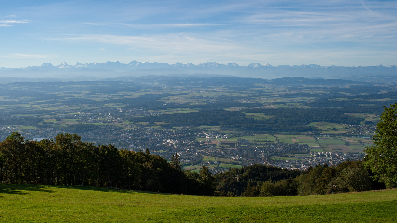Begleiten Sie uns auf eine unvergessliche Fahrt entlang der historischen Stadtmauern von Solothurn und hinauf zum majestätischen Hausberg Weissenstein auf 1284müM. Dort oben eröffnet sich Ihnen eine atemberaubende Aussicht auf die wunderschöne Landschaft. Tanken Sie frische Energie und lassen Sie den Alltag hinter sich, während Sie das Panorama der schönsten Barockstadt und die Alpenkette vom Säntis bis zum Mont Blanc geniessen mit einem letzten Stopp in der Öufi Brauerei.