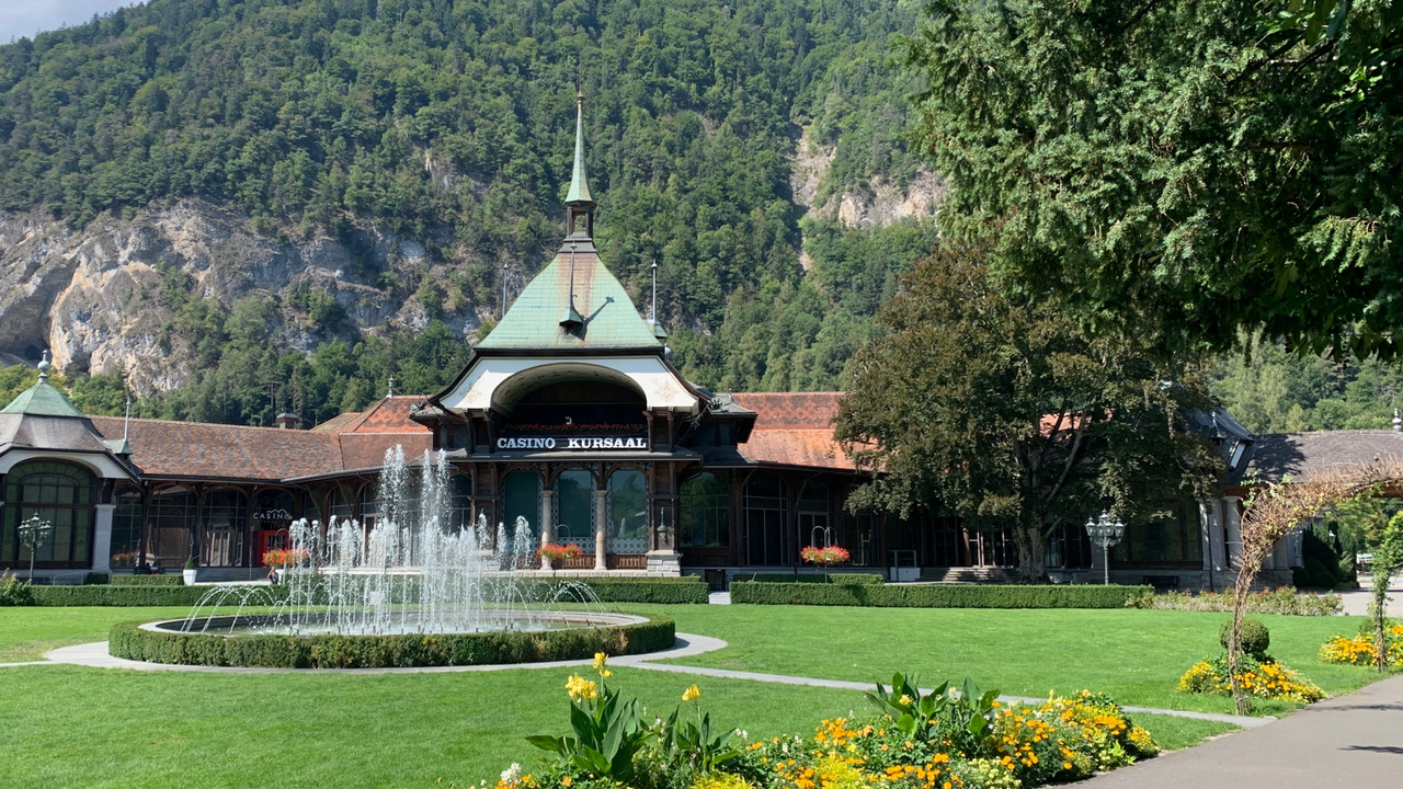 Entfesselt den Teamgeist! In dieser selbst geführten Schnitzeljagd erkundet ihr die wunderschöne Stadt Interlaken auf spielerische Weise. Stärkt eure Teamkommunikation und löst gemeinsam knifflige Rätsel, während ihr faszinierende Fakten über die Stadt erfahrt. Die App-basierte Schnitzeljagd durch eine der vielen schönen Städte weltweit ist genau die richtige Idee für euren nächsten Gruppenausflug.