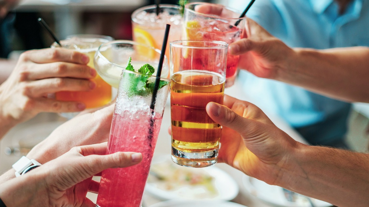 Cocktail Mix Workshop im Kanton Freiburg Eignen Sie sich das Fachwissen eines Barkeepers an, dann kann die nächste Party kommen. In unserem Cocktail Mix Workshop werden die Teilnehmer in die bunte und internationale Welt des Cocktailmixens eingeführt und mit den Barkeeper-Utensilien, Spirituosen sowie Garnituren vertraut gemacht. In verschiedenen Gruppen werden eigene alkoholische und alkoholfreie Drinks gemixt und mit verschiedenen Garnituren dekoriert.