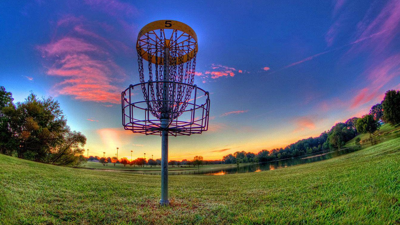 Wie gut kannst du Frisbee werfen? Gut genug, um ein Hole-in-One zu schaffen? Bei diesem spannenden Event werden Sie Golf spielen wie nie zuvor! Als zusätzlicher Reiz wird jedes Team einen Teil des Platzes mitgestalten - aber macht es euch nicht zu schwer, denn euer Team muss auch dieses Loch spielen!