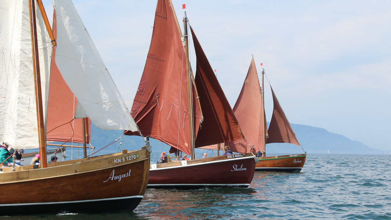 Erleben Sie mit Ihrem Team ein unvergessliches Segelabenteuer auf dem malerischen Bodensee! Beim Teamsegeln geht es nicht nur darum, das Boot mit Windkraft über das Wasser zu bewegen – es geht vor allem um Zusammenarbeit, Koordination und Kommunikation. Ob als entspannter Segeltörn oder als freundschaftlicher Teamwettkampf: Dieses Erlebnis bringt Schwung in jede Gruppe und stärkt das Wir-Gefühl auf einzigartige Weise.