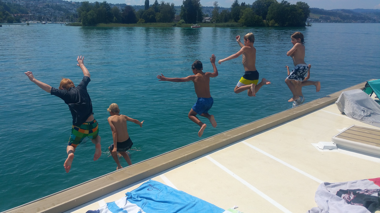 Planen Sie einen besonderen Ausflug, ein inspirierendes Seminar oder ein Fest im kleinen Kreis? Das wunderschöne kleine Hausboot auf dem Zürichsee lässt sich exklusiv mieten, um unvergessliche Stunden auf dem Wasser zu verbringen. Der Heimathafen am linken Seeufer befindet sich in Richterswil. Am rechten Seeufer können Sie sich in Stäfa abholen lassen. Selbstverständlich sind auch Fahrten von und zu jeder anderen Anlagestelle am See möglich (gegen Aufpreis).