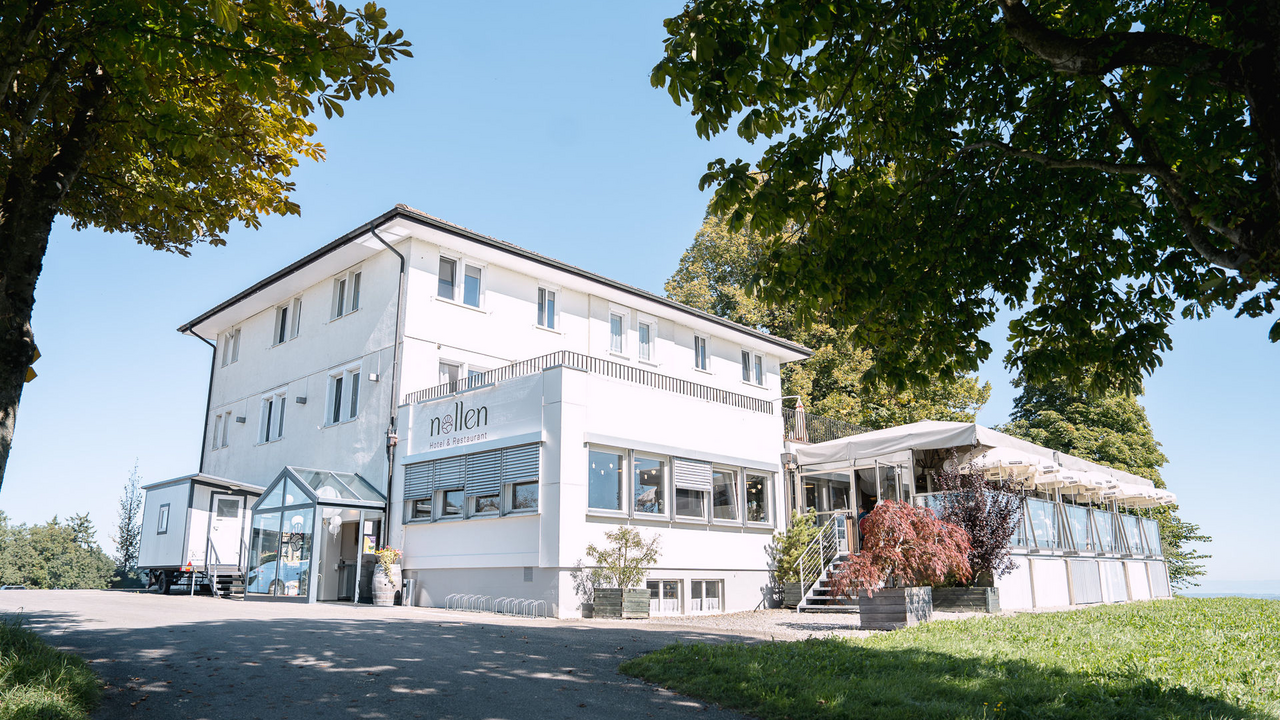 Der Nollen ist wie gemacht für einen Ausflug mit allen Sinnen: Erst barfuss und auf dem Panoramaweg rund um den Hügel, mit Blick vom Bodensee bis in den Alpstein. Danach wartet im Giusi’s Nollen regionale Küche mit viel Thurgauer Herzblut und eine passende Weinbegleitung. So wird aus einem einfachen Spaziergang ein gemeinsamer Genussabend, der Natur, Aussicht und Tischkultur verbindet.