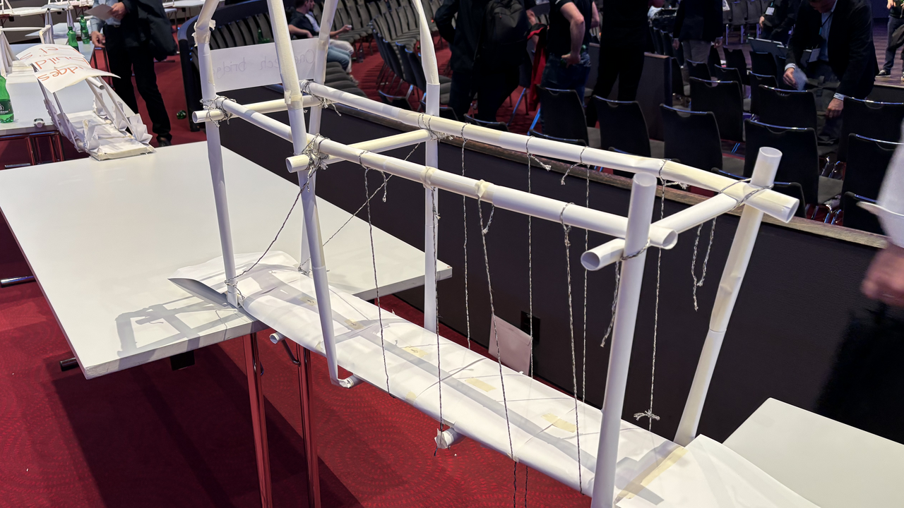 Versuchen Sie sich als Ingenieure und bauen Sie in Gruppen à drei bis vier Personen aus Papier eine möglichst lange und stabile Brücke. Nebst Improvisationstalent und guten Ideen sind hierbei handwerkliches Geschick und vor allem Teamwork gefragt. Spielerisch erleben Sie bei diesem Workshop die Lust am experimentellen Vorgehen und der konstruktive Umgang mit Scheitern. Ob Ihre Brücke hält, zeigt am Ende ein kleines Auto, das beim Darüberfahren den Belastungstest macht.
