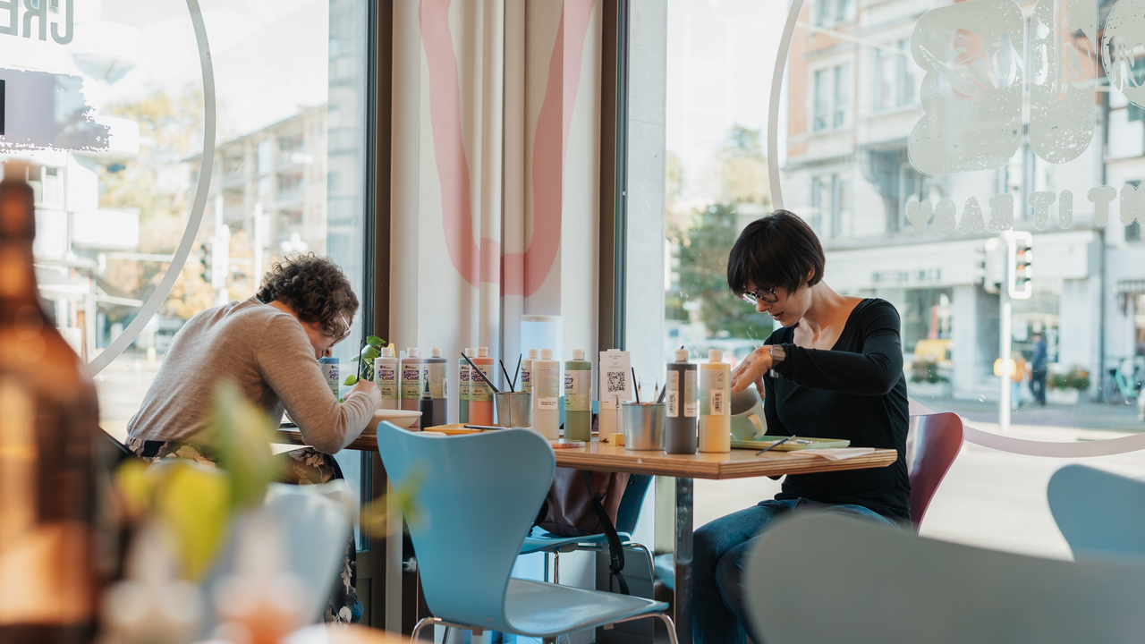 Kreativ werden, zusammen lachen, und dabei leckere Drinks und Snacks geniessen – das ist das Creative Café! Perfekt für Teams, die einen entspannten und inspirierenden Event mit kreativem Flair suchen.