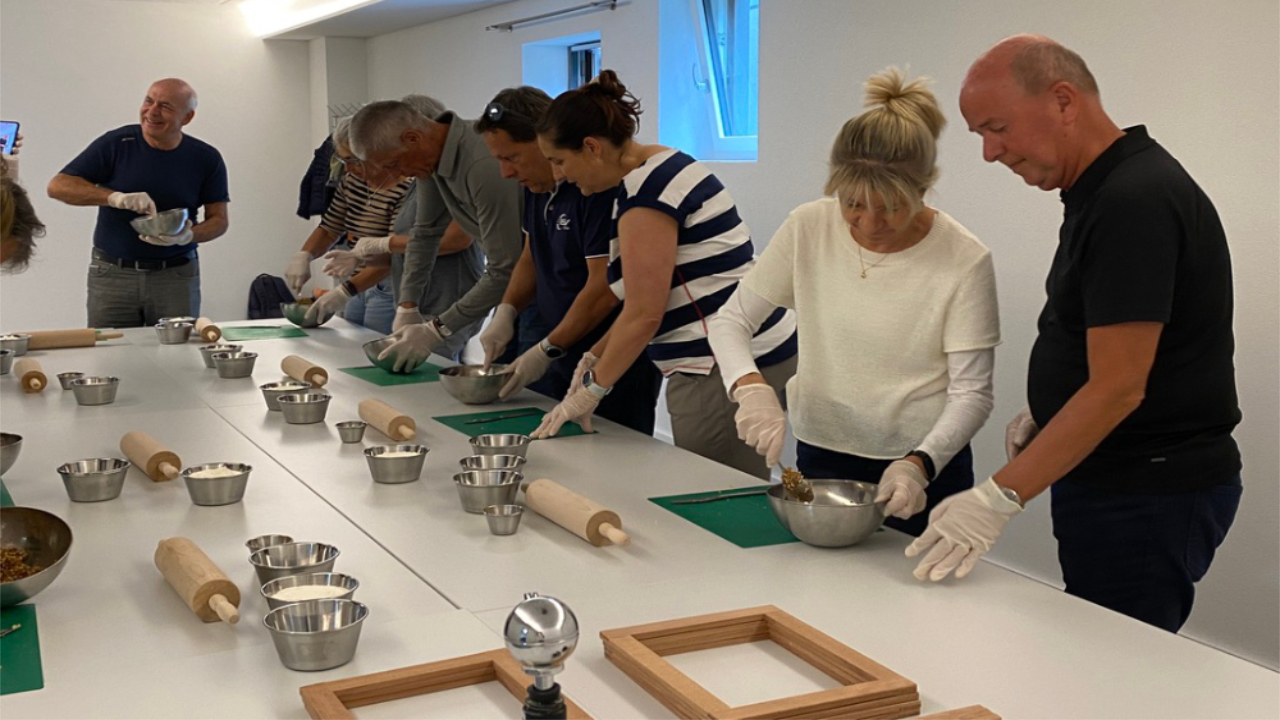 In diesem süssen Läckerli Workshop lernen Sie Basler Läckerli selber herstellen. Ein unterhaltsamer Team Event mit Geschichte zum Basler Läckerli und Handarbeit bis das Gebäck fertig ist. Vereinsanlass, Firmenevent, Familientreffen, Geburtstagsfeier, Babyshower Party, Polterabend, Weihnachts- oder Vollmondbacken.