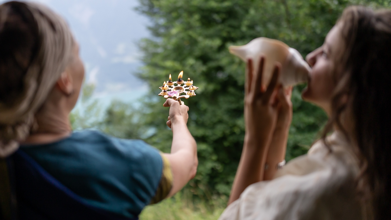Diese Alp dient bereits seit über 40 Jahren als Rückzugs- und Erfahrungsort für Menschen auf der ganzen Welt, welche auf der Suche sind nach Stille, innerem Frieden und einer spirituellen Praxis. Durch tägliche Rituale und eine bewusste Ausrichtung hat der Platz eine einzigartige Kraft entwickelt. Wir wollen diese Kraft gemeinsam erkunden und uns einen Tag lang auf den Weg durch die Kraftquellen der Alp begeben.