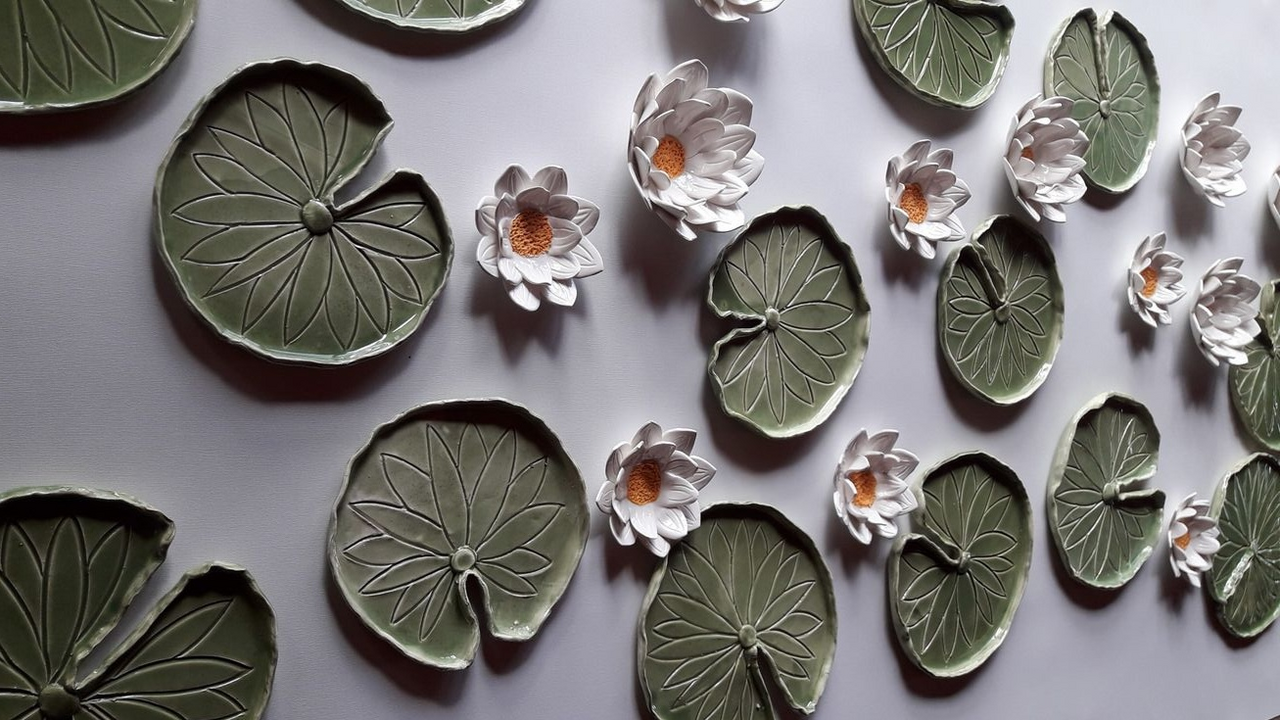 Keramische Wandkunst: Gemeinsam Einzigartige Kunstwerke Schaffen Erleben Sie die Freude an gemeinschaftlicher Keramikkunst und gestalten Sie mit Ihrem Team ein beeindruckendes Wandkunstwerk! In diesem unterhaltsamen Event arbeiten Sie zusammen an der Schaffung von Keramikelementen, die zu einer einzigartigen Wandinstallation zusammengefügt werden. Ob bemalen oder formen – Ihre Kreativität ist gefragt!