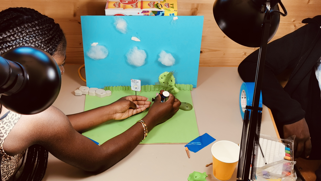 In diesem Workshop lernen Sie die unzähligen Möglichkeiten des Stop-Motion-Films kennen. Die Trickfilmtechnik funktioniert so, dass einzelne Bilder schnell hintereinander abgespielt werden, wodurch sich die Figuren auf dem Bildschirm zu bewegen scheinen.